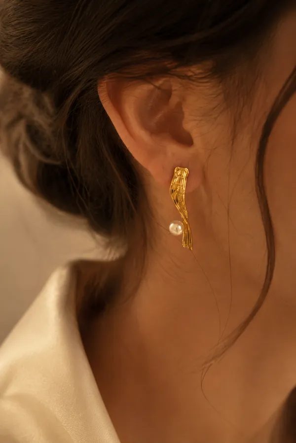 Golden_Curved_Pearl_Drop_Earrings