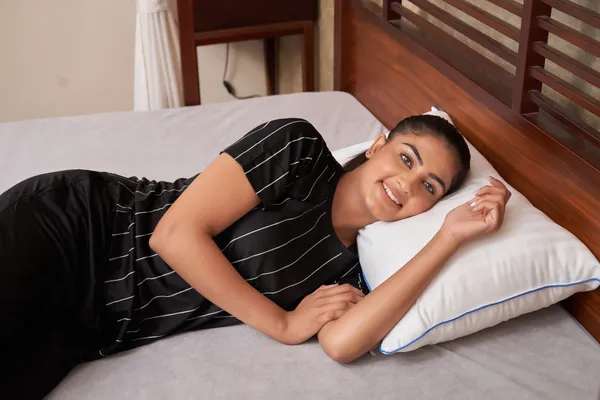 Ease_feel_Pillow_White_And_Blue_Cotton_Cover_And_Polyester_Fiber_Filling_Pillow