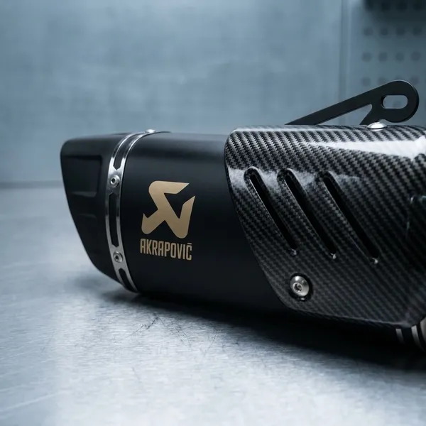 Akrapovic_Carbon_Fiber_Slip-On_Exhaust_Muffler_For_Motorcycles