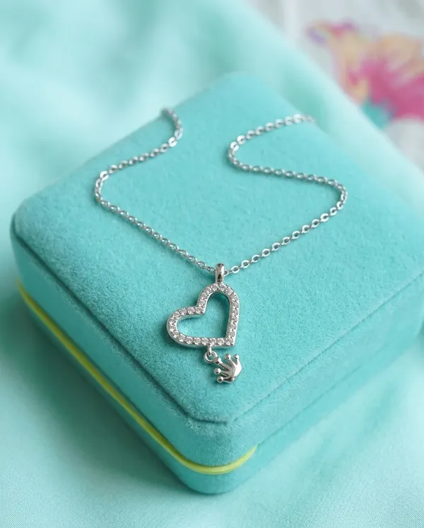 Crowned_Heart_Pendant_Necklace_-_Made_With_925_Silver