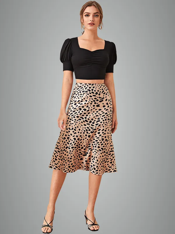 Women's_Black_Puff_Sleeve_Crop_Top_With_Sweetheart_Neckline_And_Leopard_Print_Midi_Skirt_Set