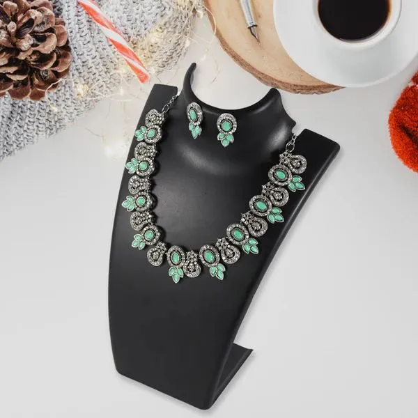 Elegant_Diamond_Necklace_Set_–_Sophisticated_Jewelry_For_Women