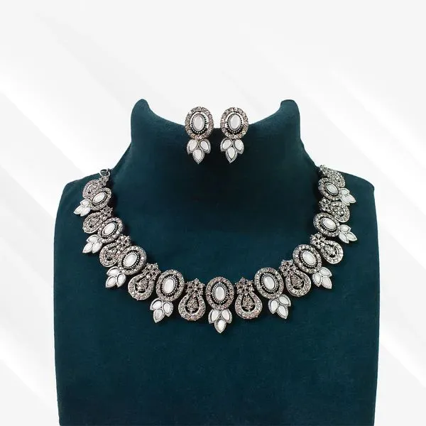 Elegant_Diamond_Necklace_Set_–_Classic_Sparkling_Jewelry_For_Women