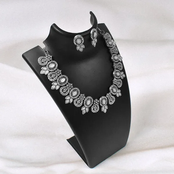Elegant_Diamond_Necklace_Set_–_Classic_Sparkling_Jewelry_For_Women