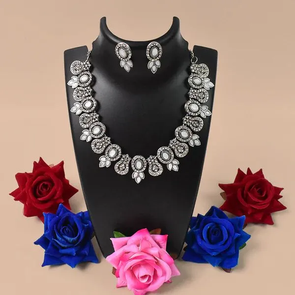 Elegant_Diamond_Necklace_Set_–_Classic_Sparkling_Jewelry_For_Women