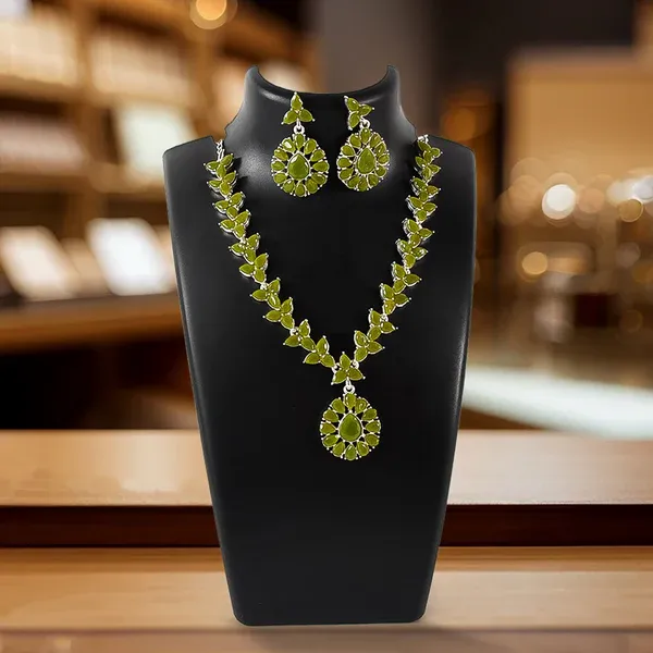 Elegant_Silver_Necklace_Set_–_Stylish_Graceful_Jewelry_For_Women