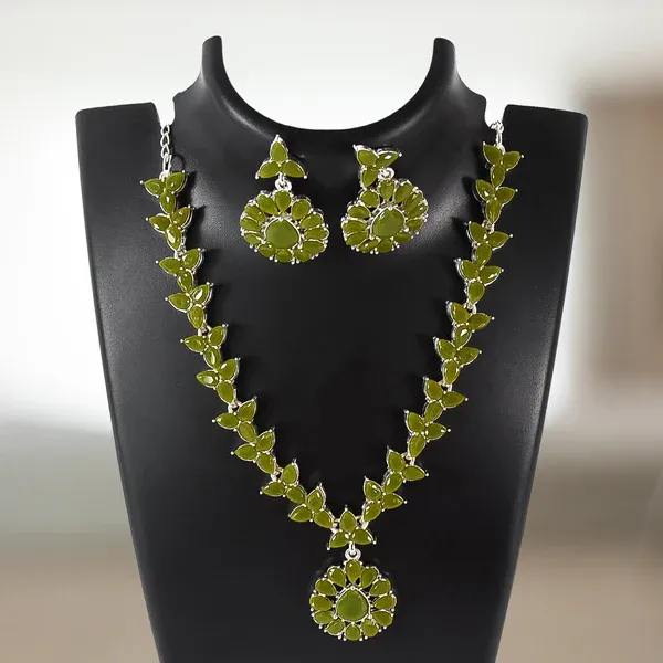 Elegant_Silver_Necklace_Set_–_Stylish_Graceful_Jewelry_For_Women