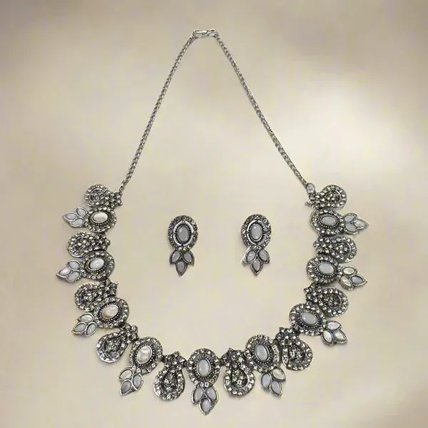 Elegant_Diamond_Necklace_Set_–_Classic_Sparkling_Jewelry_For_Women