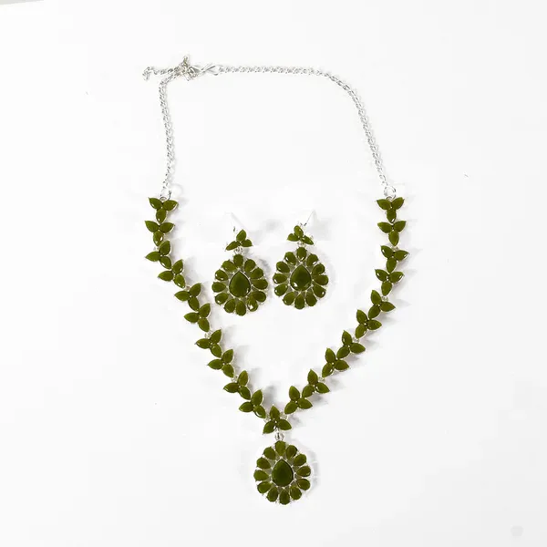 Elegant_Silver_Necklace_Set_–_Stylish_Graceful_Jewelry_For_Women