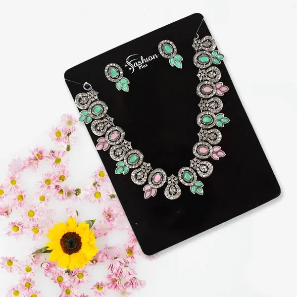 Exquisite_Necklace_Set_–_Vibrant_Elegant_Jewelry_For_Women