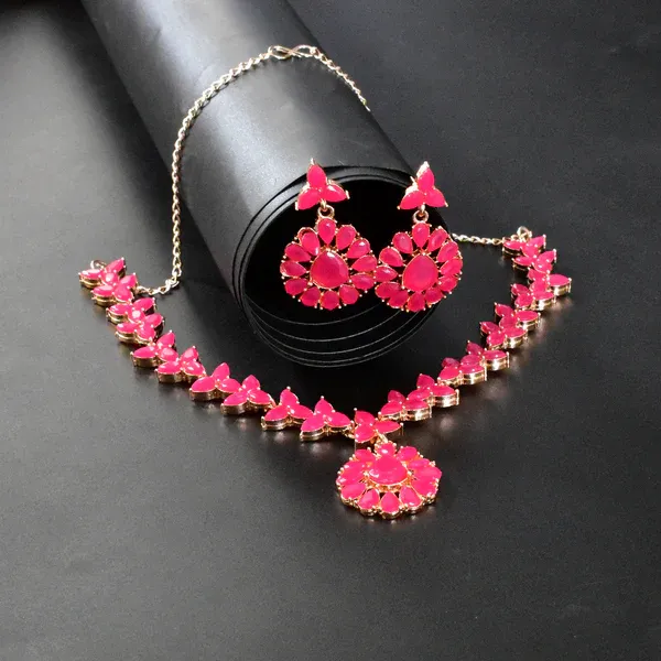 Elegant_Necklace_Set_–_Feminine_Stylish_Jewelry_For_Women
