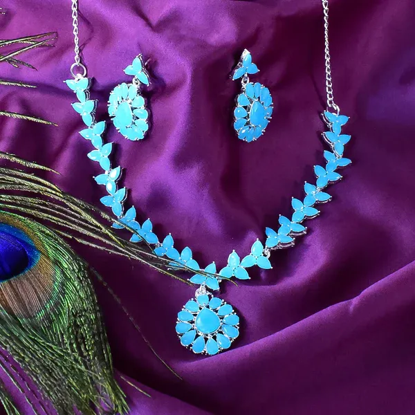 Elegant_Silver_Sky_Necklace_Set_–_Stylish_Jewelry_With_Highlights_For_Women
