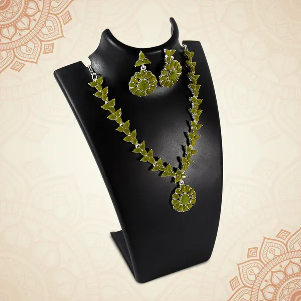 Elegant_Silver_Necklace_Set_–_Stylish_Graceful_Jewelry_For_Women