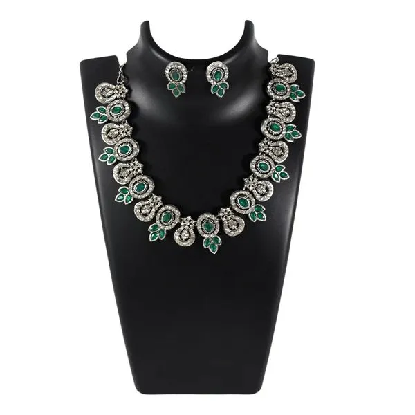 Timeless_Necklace_Set_–_Classic_Elegant_Jewelry_For_Women