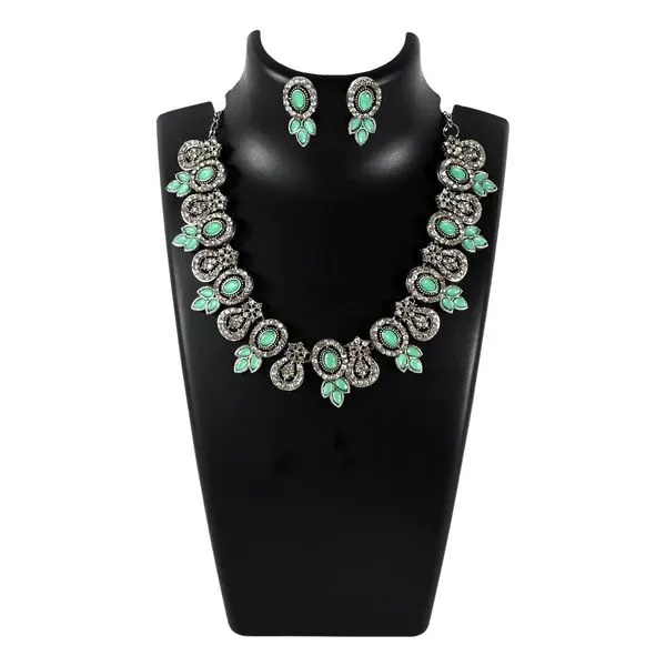 Elegant_Diamond_Necklace_Set_–_Sophisticated_Jewelry_For_Women