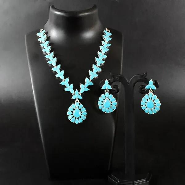 Elegant_Silver_Sky_Necklace_Set_–_Stylish_Jewelry_With_Highlights_For_Women
