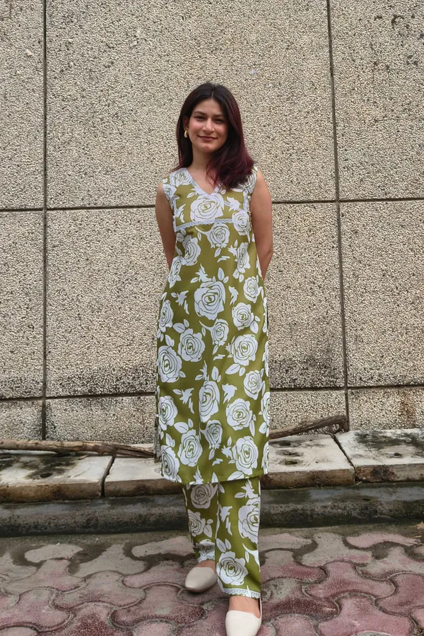 White_And_Mehendi_Green_Premium_Cotton_Blend_Floral_Printed_Kurta_With_Pant_Set_For_Women
