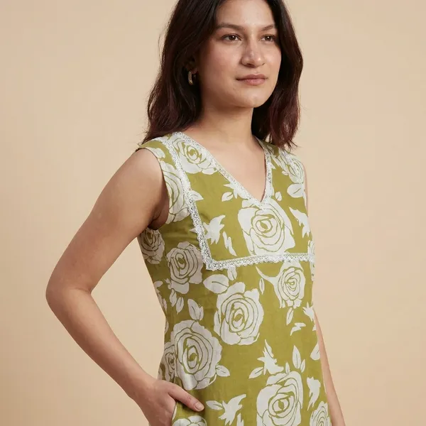 White_And_Mehendi_Green_Premium_Cotton_Blend_Floral_Printed_Kurta_With_Pant_Set_For_Women