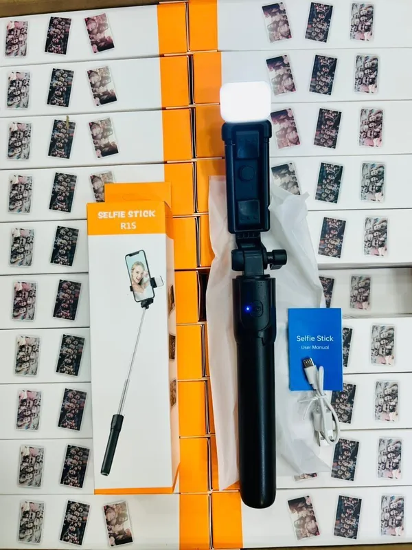 Selfie_Stick_R15_With_Bluetooth_Remote_-_Extendable_Monopod_For_Smartphones