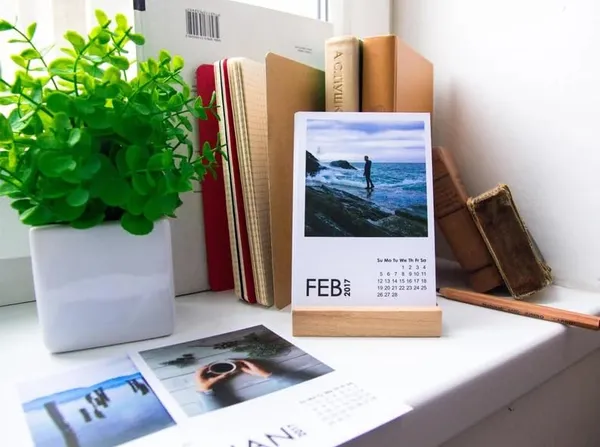 Wooden_Personalized_Photo_Desk_Calendar_With_Wood_Holder