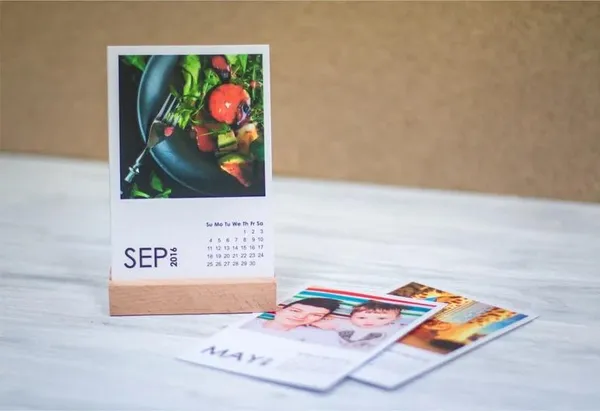 Wooden_Personalized_Photo_Desk_Calendar_With_Wood_Holder