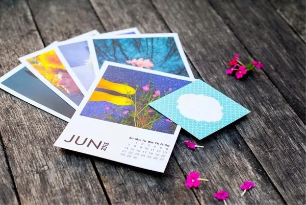 Wooden_Personalized_Photo_Desk_Calendar_With_Holder