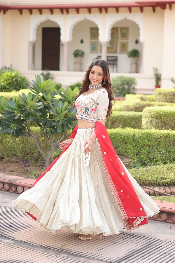 Engagement_Lehenga_-_Designer_Engagement_Lehengas_For_Bride.