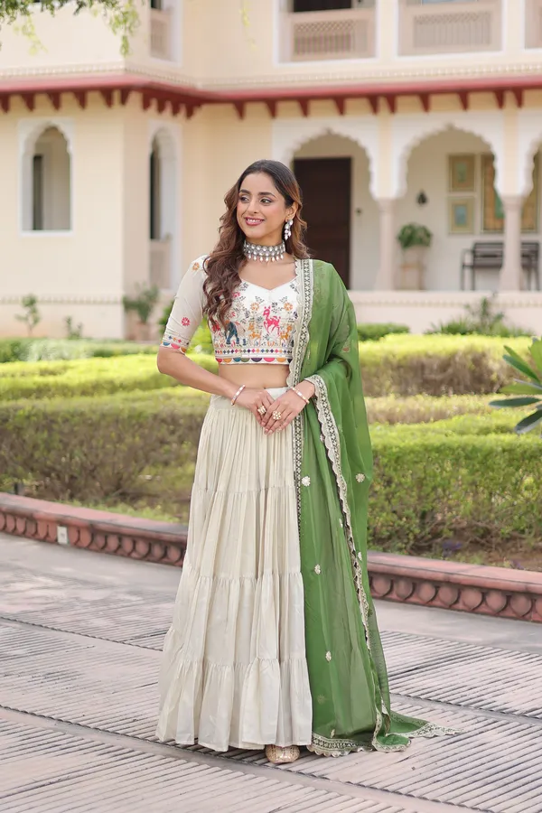 Engagement_Lehenga_-_Designer_Engagement_Lehengas_For_Bride.