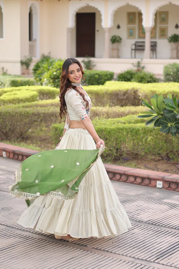 Engagement_Lehenga_-_Designer_Engagement_Lehengas_For_Bride.