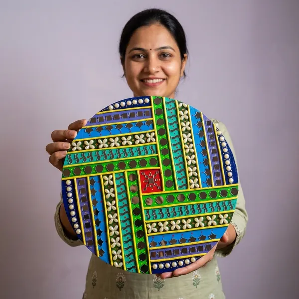 Handcrafted_Wooden_Decorative_Plate_with_Geometric_Pattern