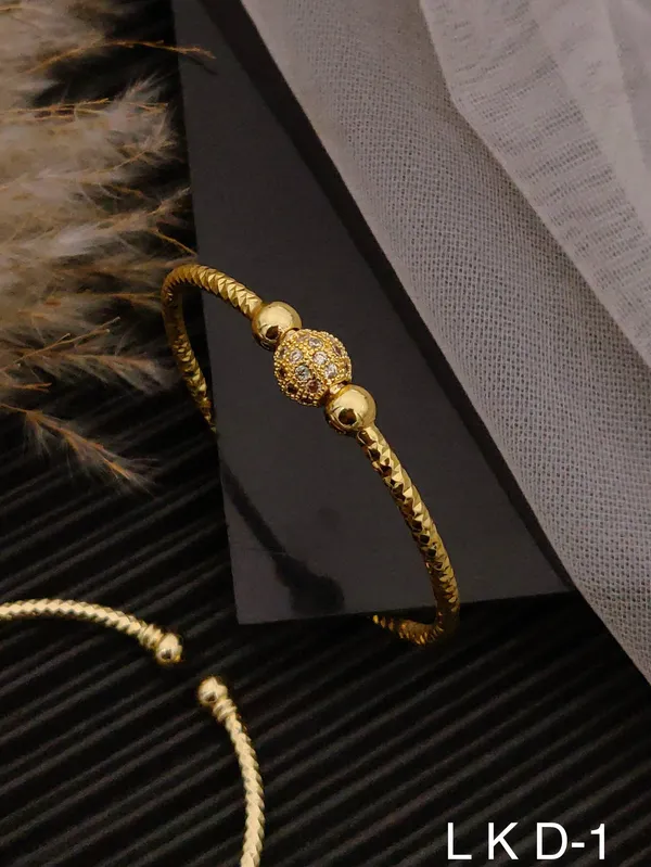 Golden_Elegance_Ladies_Bracelet_For_Women