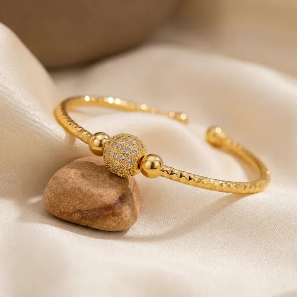 Golden_Elegance_Ladies_Bracelet_For_Women