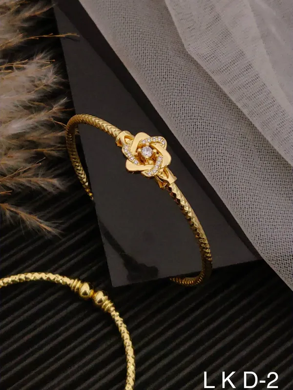 Golden_Classic_Tone_Ladies_Bracelet_For_Women