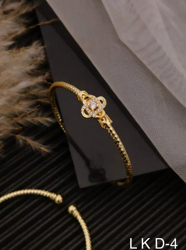 Golden_Stylish_Finish_Ladies_Bracelet_For_Women