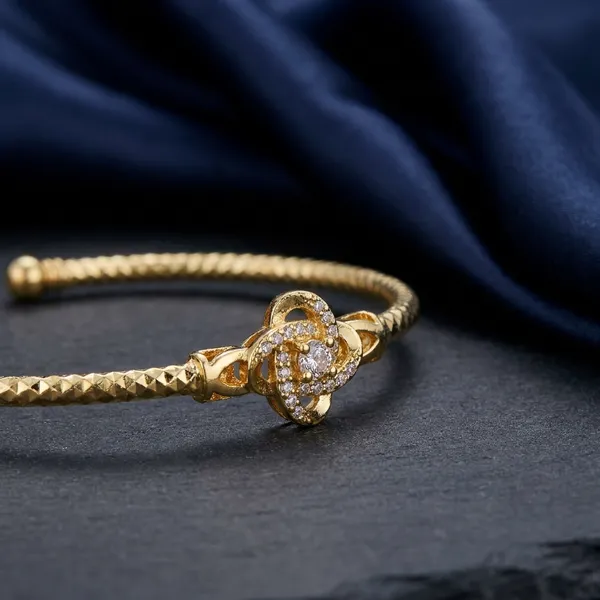 Golden_Stylish_Finish_Ladies_Bracelet_For_Women
