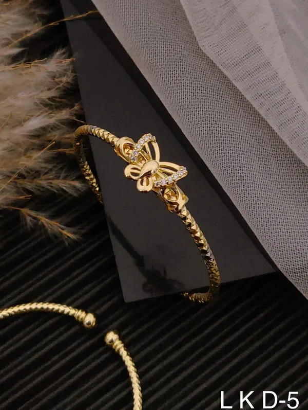 Golden_Designer_Wrist_Bracelet_For_Women