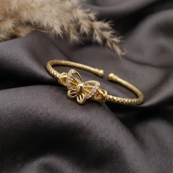 Golden_Designer_Wrist_Bracelet_For_Women