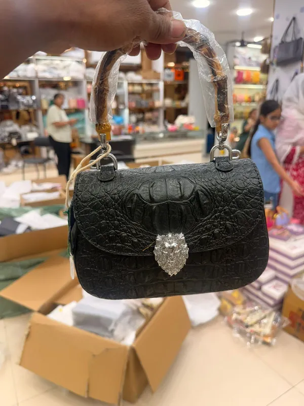 Black_Crocodile_Texture_Lion_Emblem_Handbag