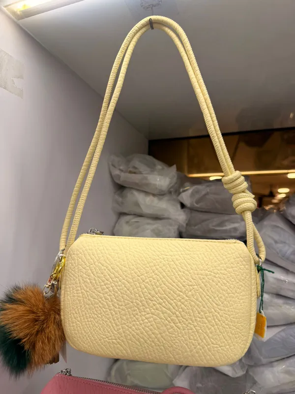 Beige_Handbag_With_Pom-Pom_Keychain