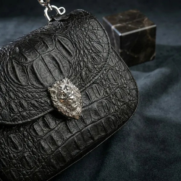 Black_Crocodile_Texture_Lion_Emblem_Handbag