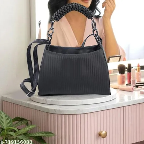 Elegant_Ribbed_Handbag_With_Braided_Handle_A_Perfect_Blend_Of_Modern_Style_And_Everyday_Functionality