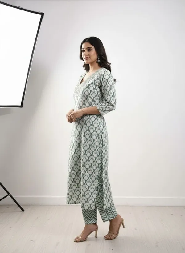 Green_And_White_Cotton_Blend_Kurta_For_Women