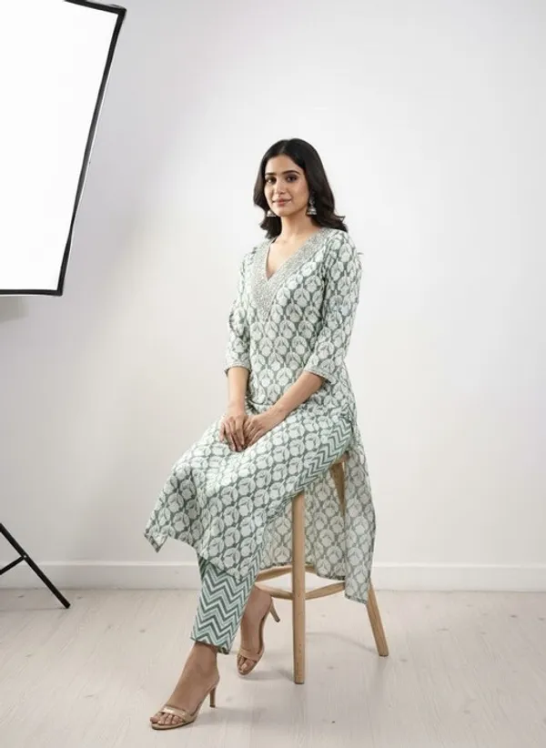 Green_And_White_Cotton_Blend_Kurta_For_Women