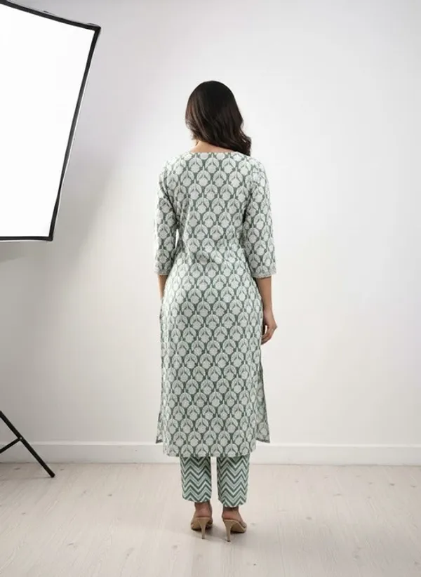 Green_And_White_Cotton_Blend_Kurta_For_Women