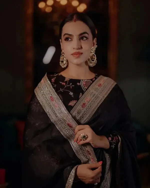 Black_Chiffon_Floral_Embroidered_Saree_For_Women