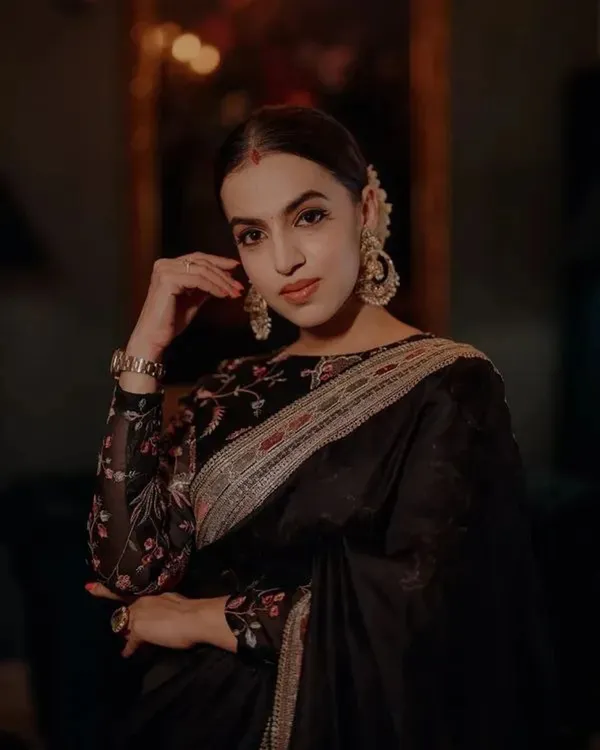 Black_Chiffon_Floral_Embroidered_Saree_For_Women