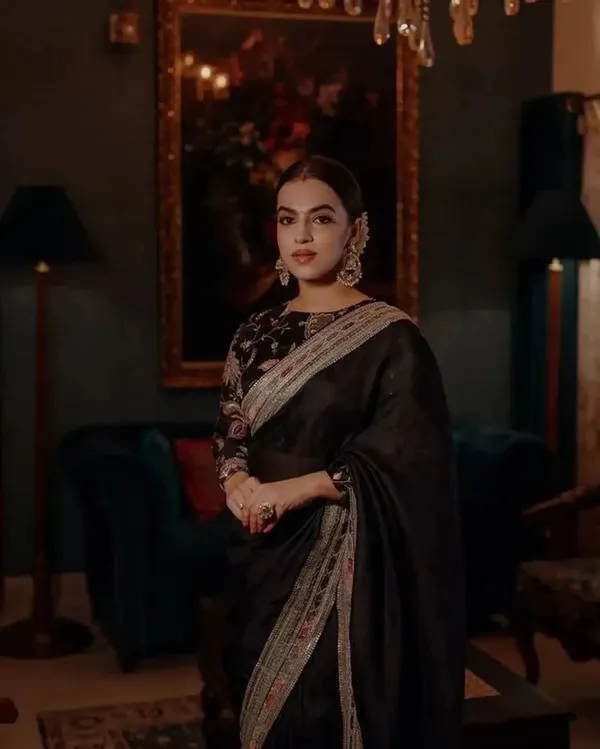 Black_Chiffon_Floral_Embroidered_Saree_For_Women