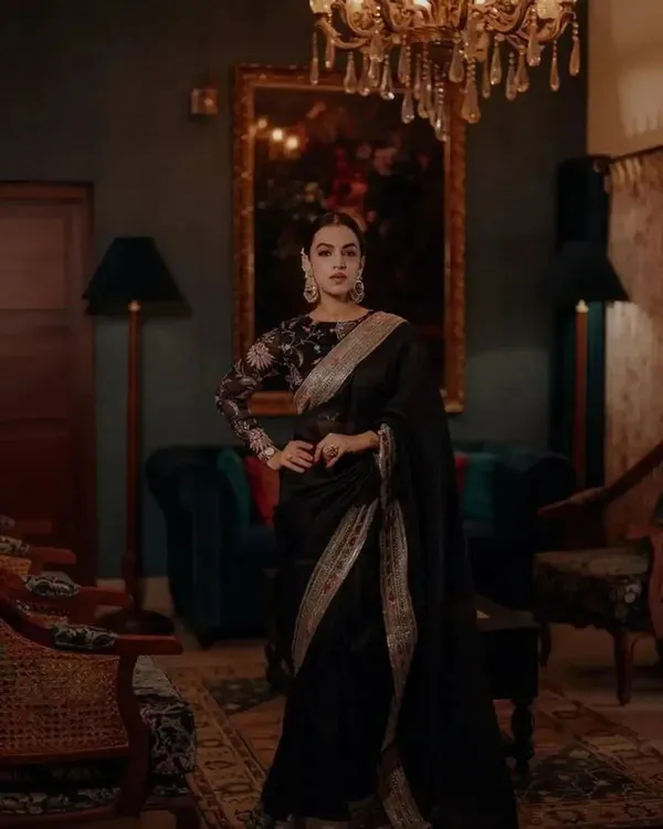 Black_Chiffon_Floral_Embroidered_Saree_For_Women