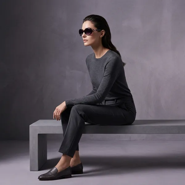 Black_Oval_Sunglasses_with_Gradient_Lenses_for_Women
