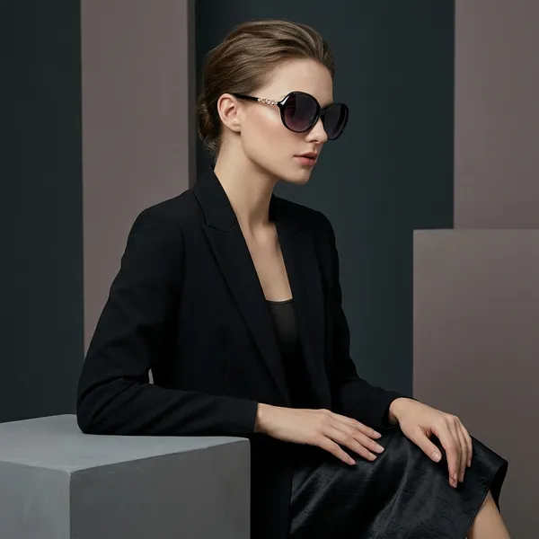 Black_Gradient_Oversized_Sunglasses_with_Decorative_Temple_Details